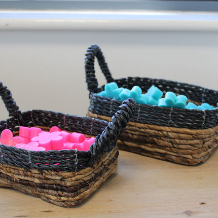 Set van 3 vierkante manden van bananenblad en zwart raffia